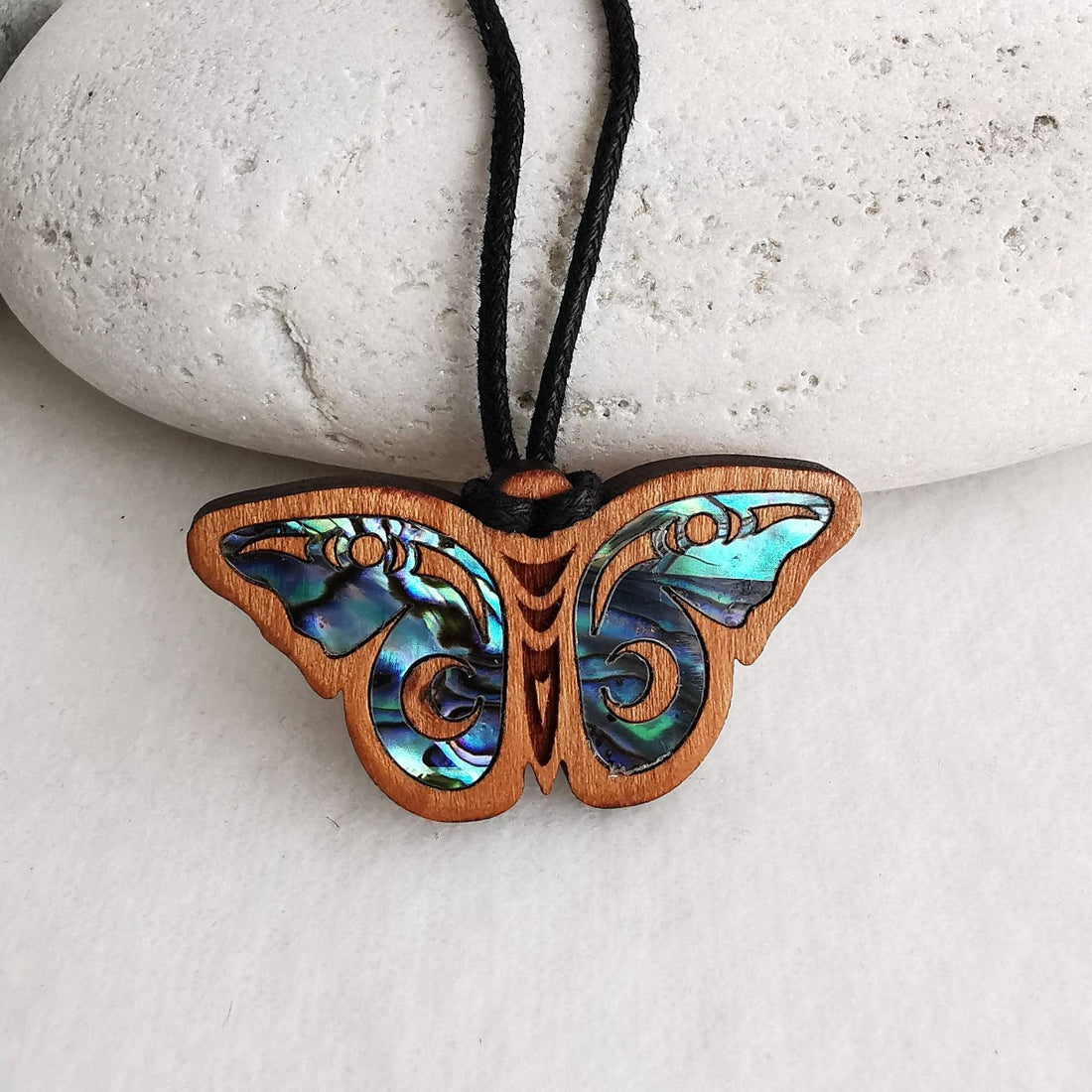 Butterfly Native Design Wood Pendant - Sommerfugl tresmykke