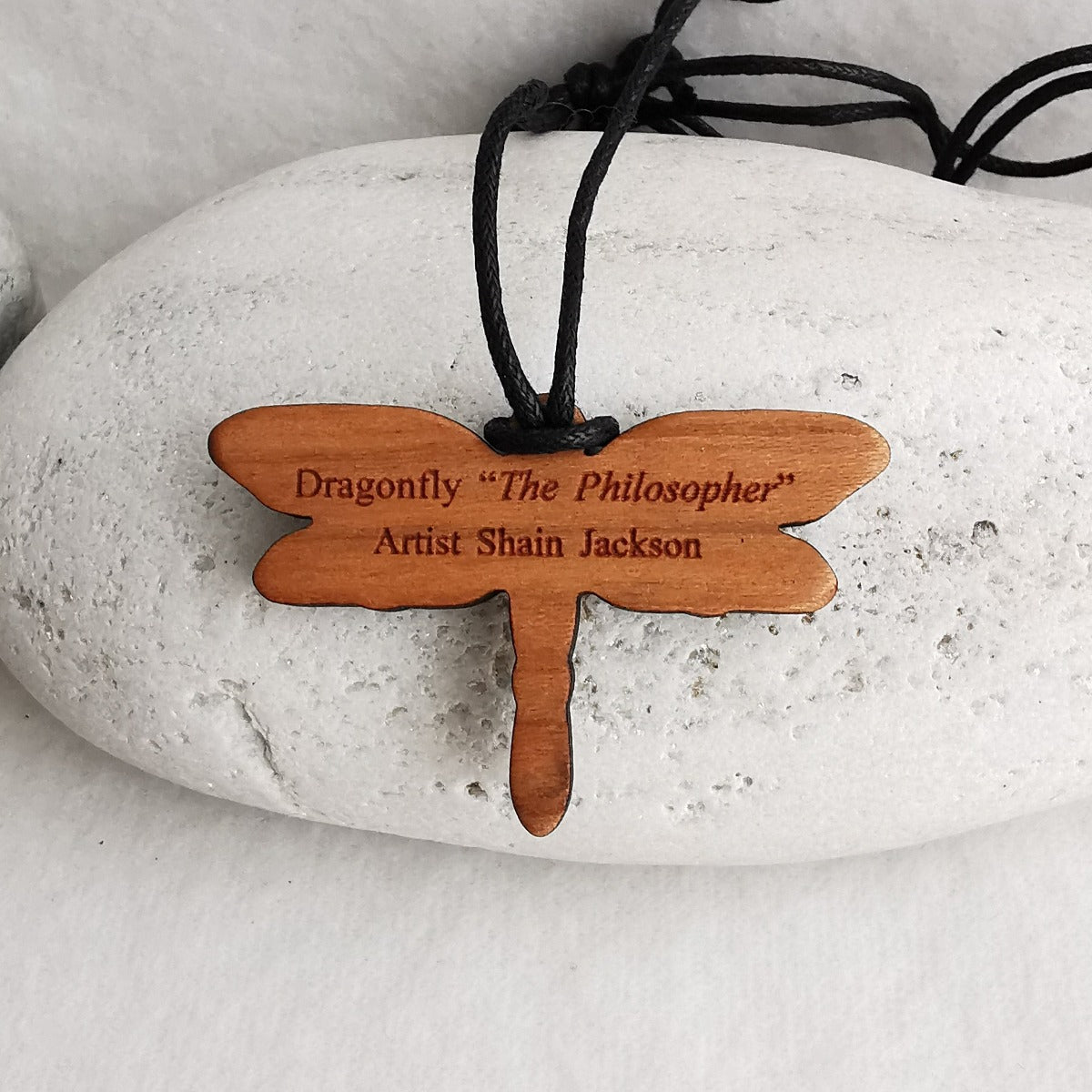 Dragonfly Native Design Wood Pendant - Øyenstikker tresmykke