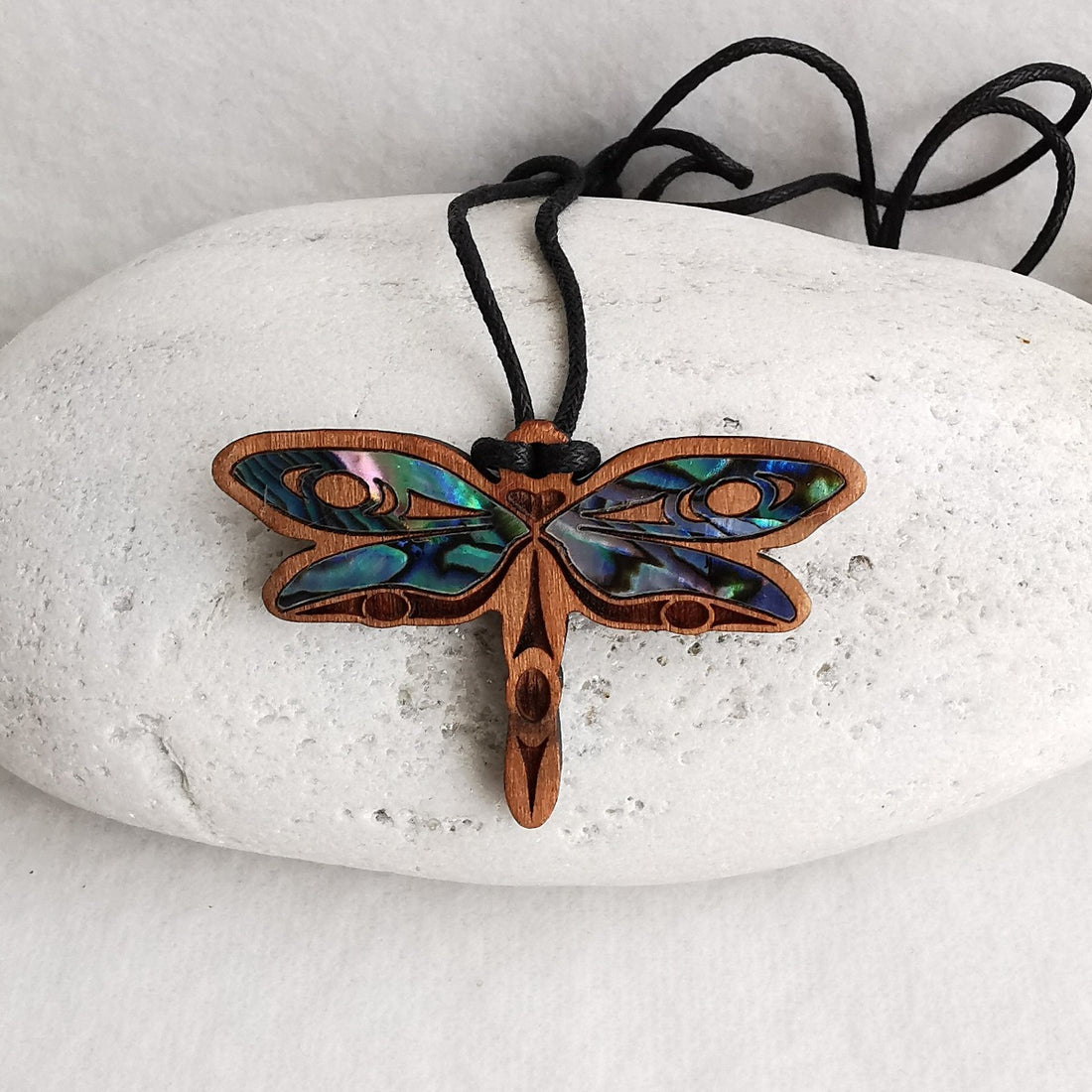 Dragonfly Native Design Wood Pendant - Øyenstikker tresmykke