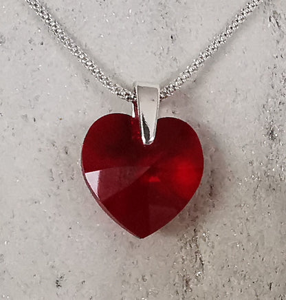Krystall ørepynt i sølv - Siam rød hjerteformet 14 mm