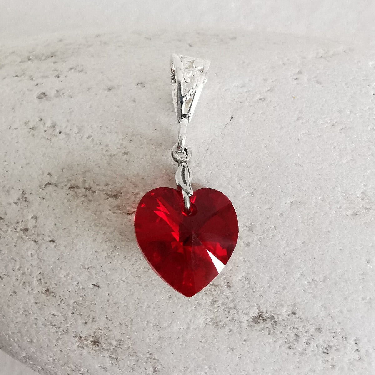 Krystall anheng i sølv -Siam rød hjerteformet 14 mm