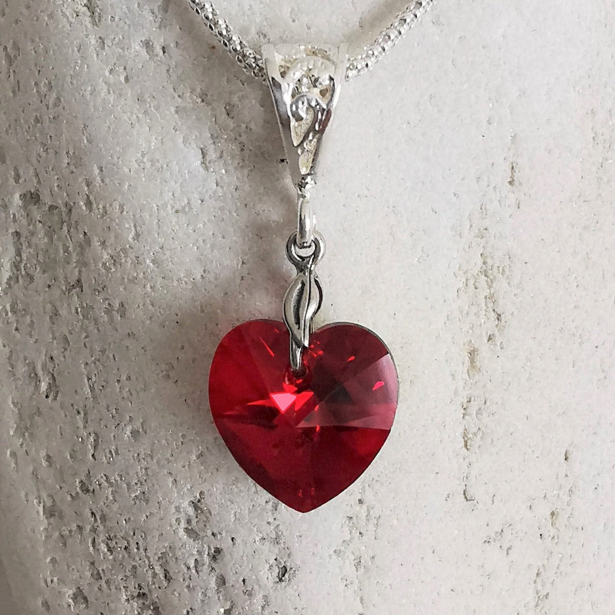 Krystall ørepynt i sølv - Siam rød hjerteformet 10 mm