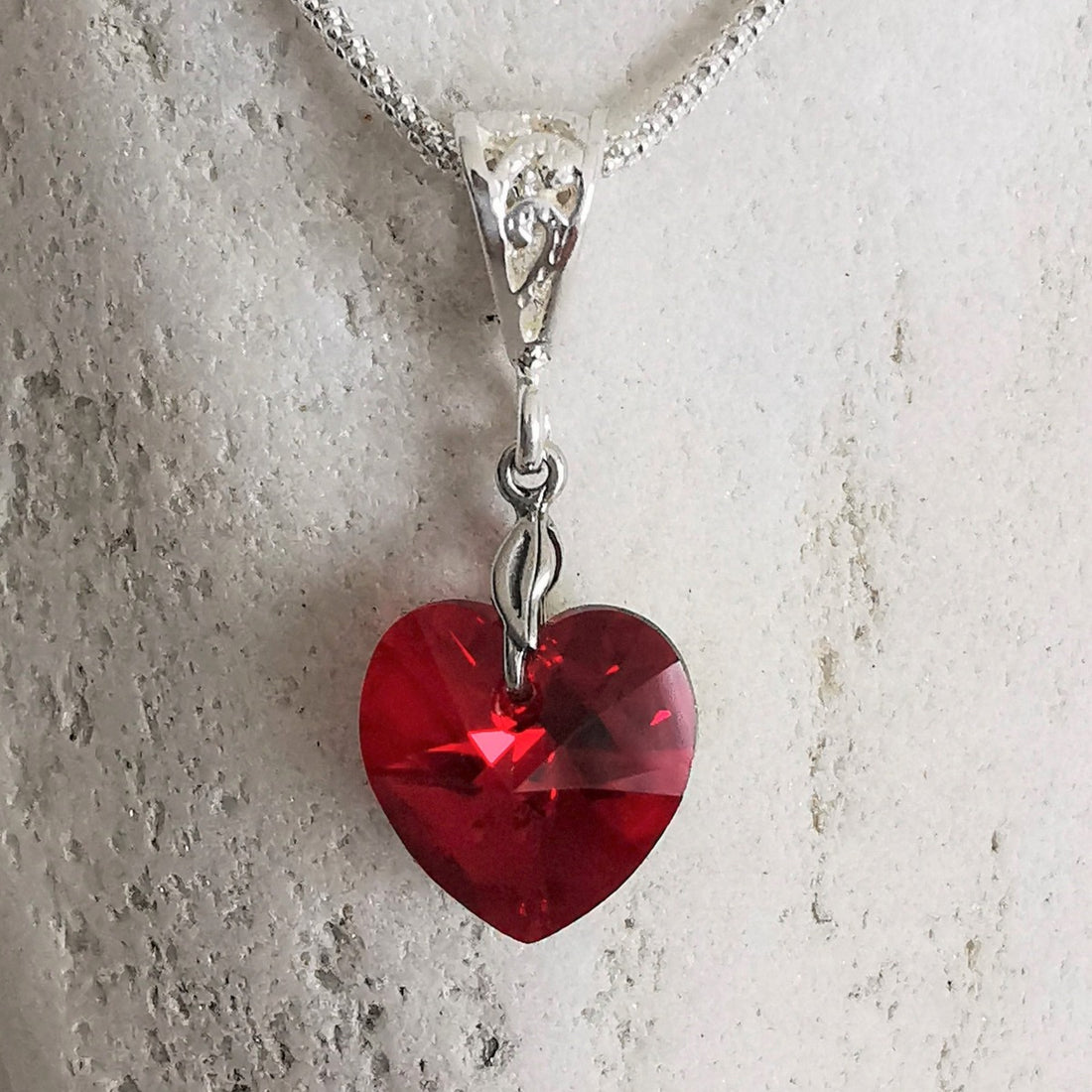 Krystall anheng i sølv -Siam rød hjerteformet 14 mm