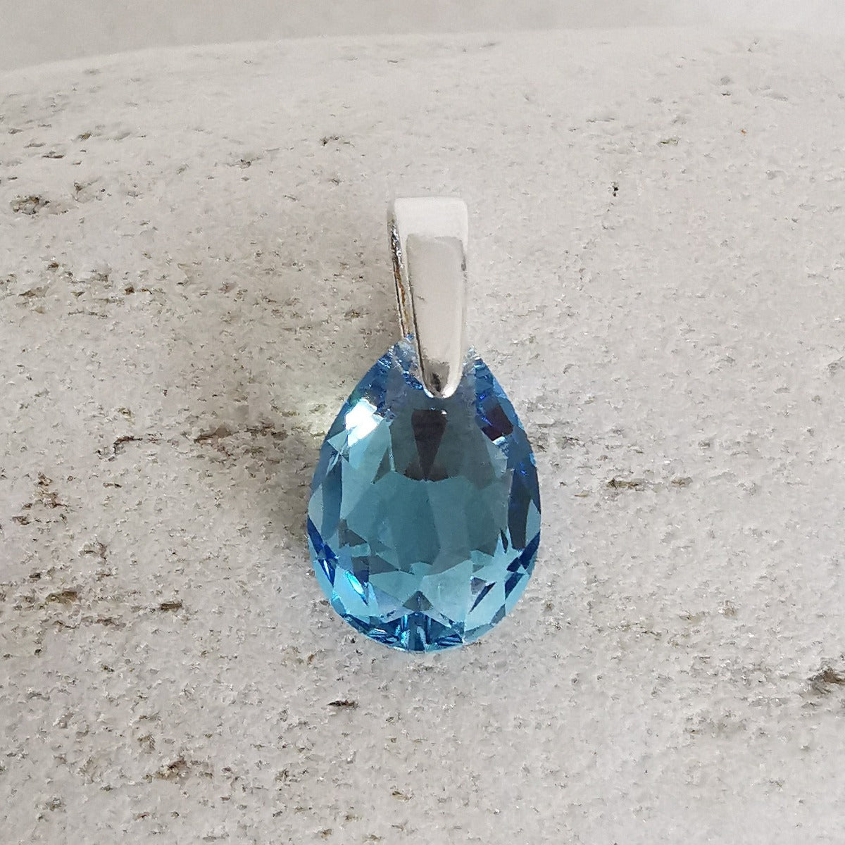 Krystall anheng i sølv - Aquamarin dråpeformet 16 mm