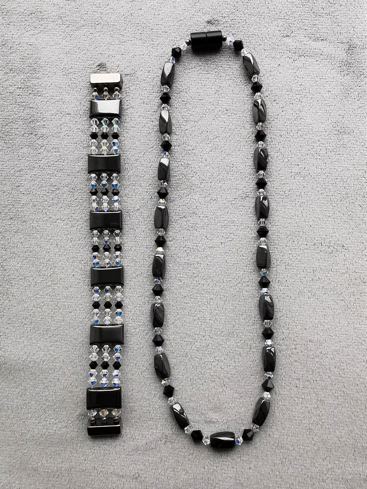 Magnet terapi halskjede med krystaller - Magnetic Hematite Necklace with clear and black Crystal