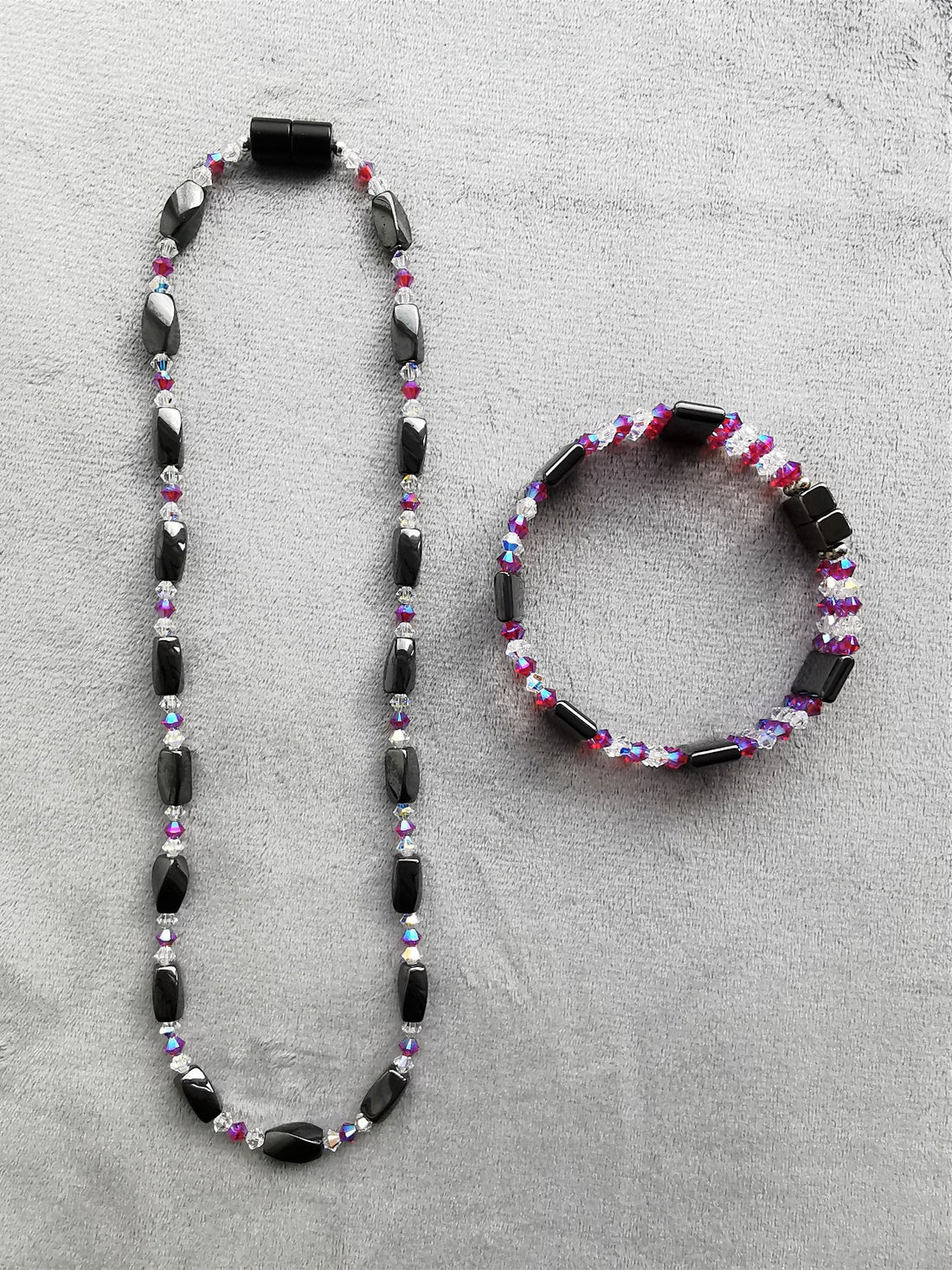 Magnet terapi halskjede med krystaller - Magnetic Hematite Necklace with dark pink Crystal